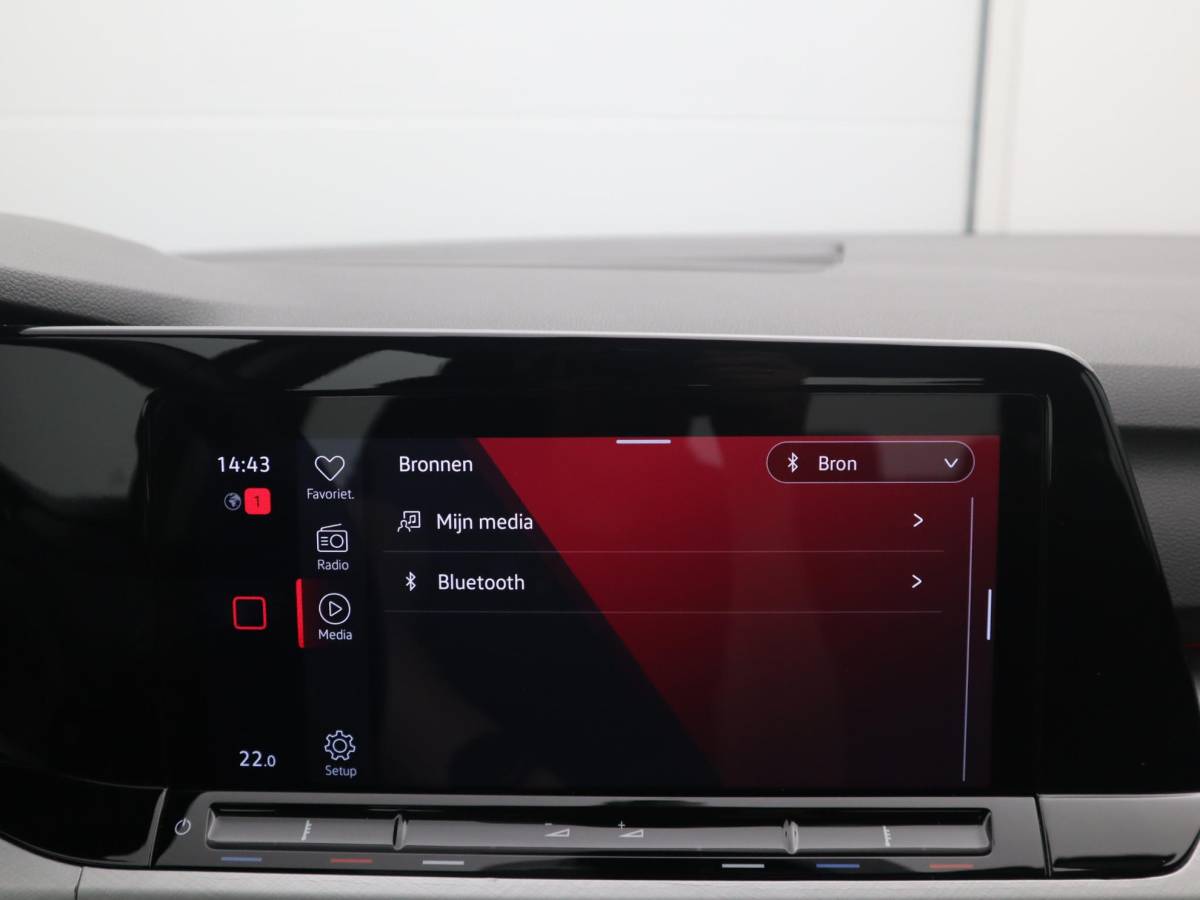 Volkswagen Golf Volkswagen Golf 1.0 TSI Life CARPLAY / CLIMA / PDC V+A / LED / TREKHAAK / LANE ASS / 6 VERSN