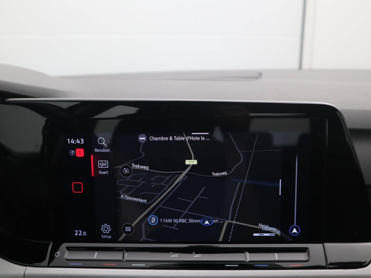 Volkswagen Golf Volkswagen Golf 1.0 TSI Life CARPLAY / CLIMA / PDC V+A / LED / TREKHAAK / LANE ASS / 6 VERSN