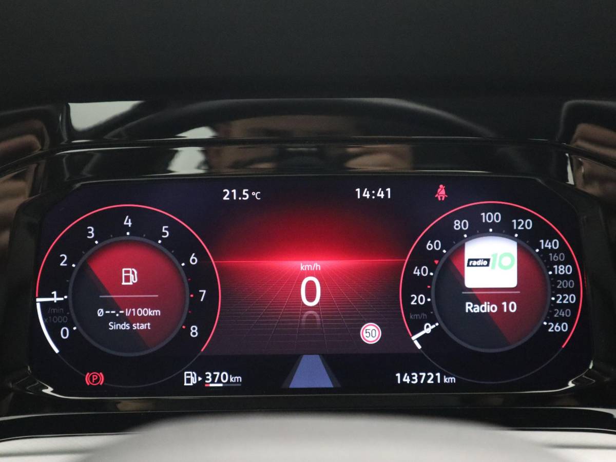 Volkswagen Golf Volkswagen Golf 1.0 TSI Life CARPLAY / CLIMA / PDC V+A / LED / TREKHAAK / LANE ASS / 6 VERSN