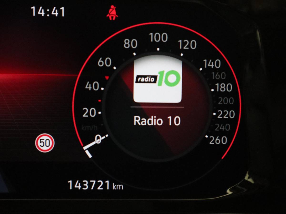 Volkswagen Golf Volkswagen Golf 1.0 TSI Life CARPLAY / CLIMA / PDC V+A / LED / TREKHAAK / LANE ASS / 6 VERSN