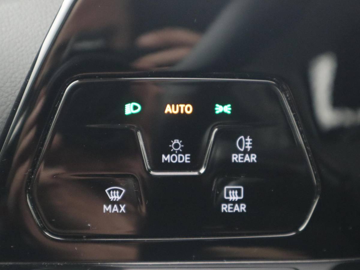 Volkswagen Golf Volkswagen Golf 1.0 TSI Life CARPLAY / CLIMA / PDC V+A / LED / TREKHAAK / LANE ASS / 6 VERSN