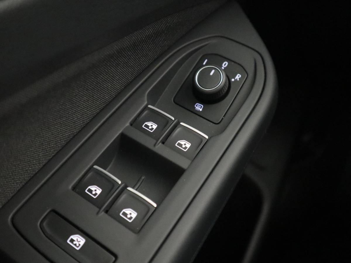 Volkswagen Golf Volkswagen Golf 1.0 TSI Life CARPLAY / CLIMA / PDC V+A / LED / TREKHAAK / LANE ASS / 6 VERSN