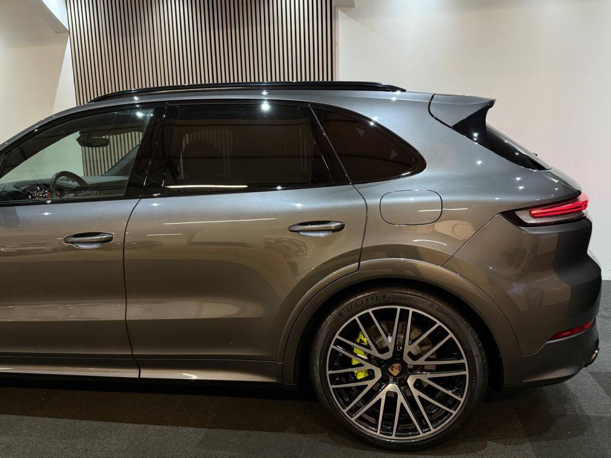 Porsche Cayenne Porsche Cayenne Porsche Cayenne 3.0 V6 462pk E-hybrid Sport Chrono+ Passenger Display Pano 360C 4Wiel besturing luchtvering