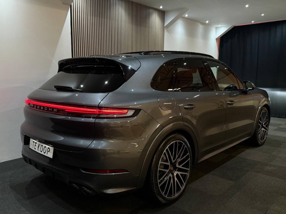 Porsche Cayenne Porsche Cayenne Porsche Cayenne 3.0 V6 462pk E-hybrid Sport Chrono+ Passenger Display Pano 360C 4Wiel besturing luchtvering
