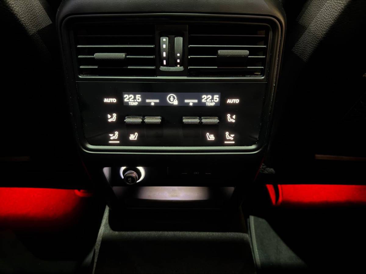 Porsche Cayenne Porsche Cayenne Porsche Cayenne 3.0 V6 462pk E-hybrid Sport Chrono+ Passenger Display Pano 360C 4Wiel besturing luchtvering