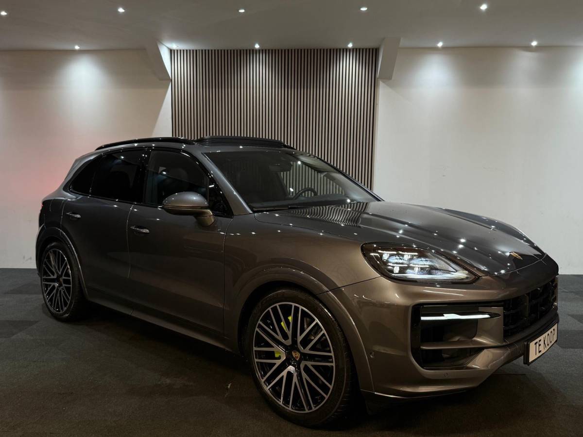 Porsche Cayenne Porsche Cayenne Porsche Cayenne 3.0 V6 462pk E-hybrid Sport Chrono+ Passenger Display Pano 360C 4Wiel besturing luchtvering