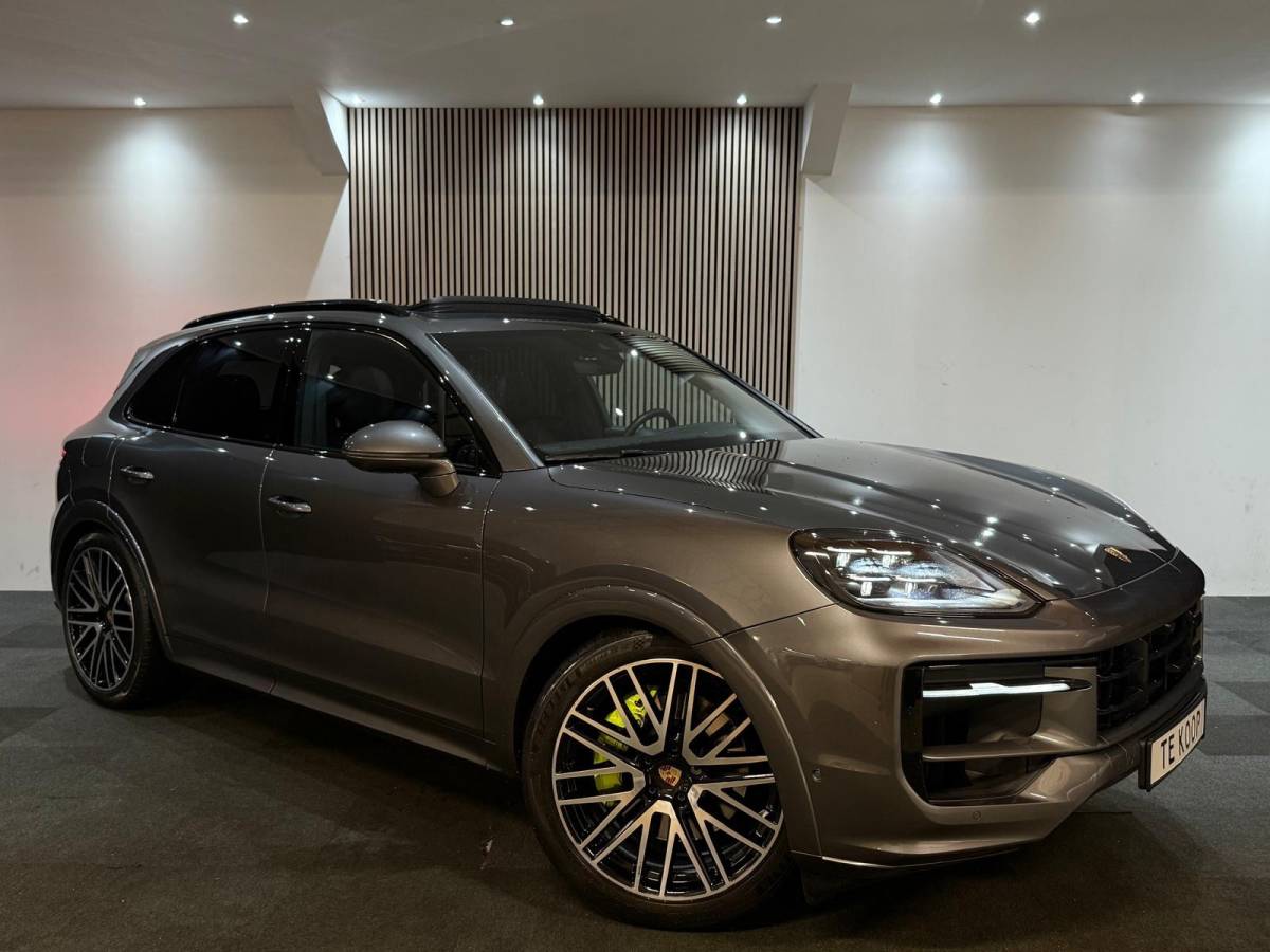 Porsche Cayenne Porsche Cayenne Porsche Cayenne 3.0 V6 462pk E-hybrid Sport Chrono+ Passenger Display Pano 360C 4Wiel besturing luchtvering