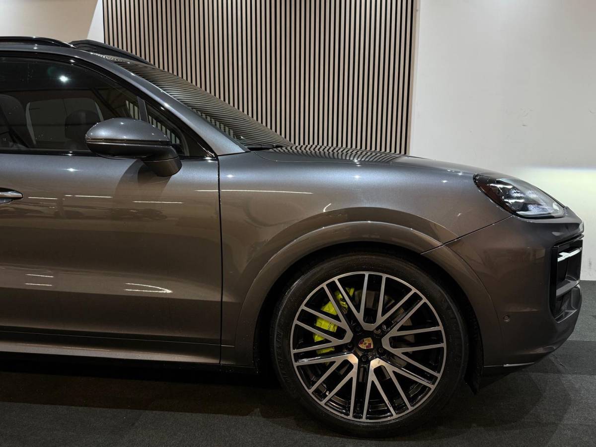 Porsche Cayenne Porsche Cayenne Porsche Cayenne 3.0 V6 462pk E-hybrid Sport Chrono+ Passenger Display Pano 360C 4Wiel besturing luchtvering