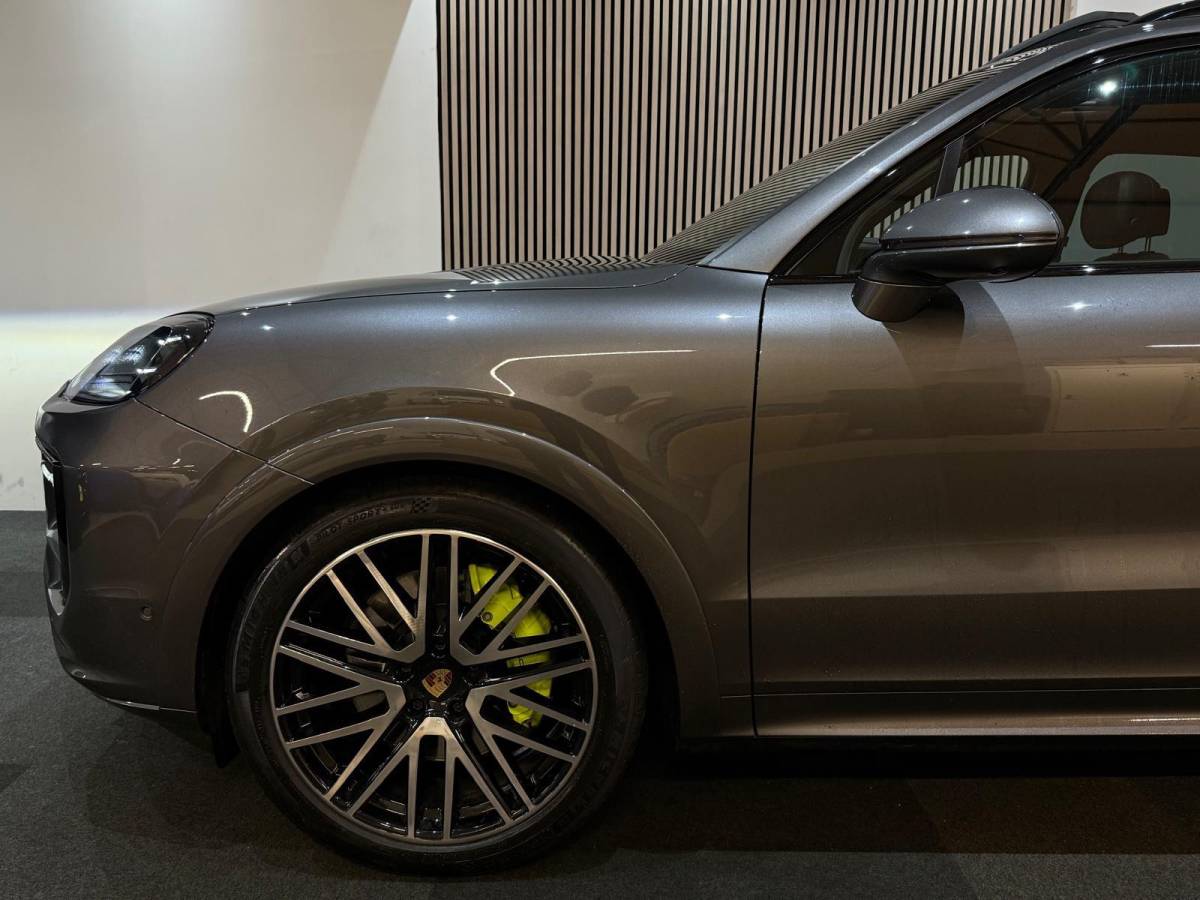 Porsche Cayenne Porsche Cayenne Porsche Cayenne 3.0 V6 462pk E-hybrid Sport Chrono+ Passenger Display Pano 360C 4Wiel besturing luchtvering