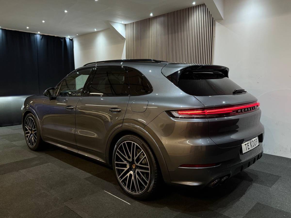 Porsche Cayenne Porsche Cayenne Porsche Cayenne 3.0 V6 462pk E-hybrid Sport Chrono+ Passenger Display Pano 360C 4Wiel besturing luchtvering