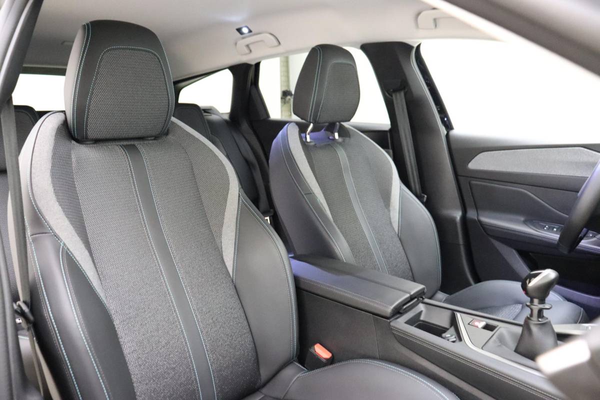 Peugeot 308 Peugeot 308 SW 1.2T 130pk Allure | AGR Stoel | Apple Carplay/Android Auto | Stoelverwarming | Achteruitrijcamera | Climate & Cruise Control |