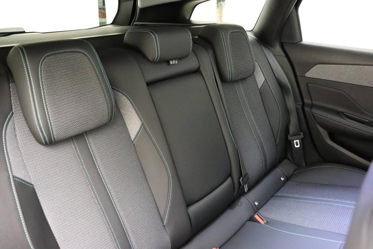 Peugeot 308 Peugeot 308 SW 1.2T 130pk Allure | AGR Stoel | Apple Carplay/Android Auto | Stoelverwarming | Achteruitrijcamera | Climate & Cruise Control |