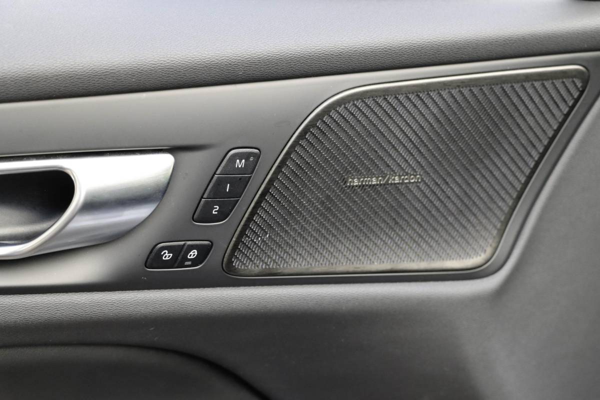 Volvo V60 Volvo V60 T6 AWD Plus Dark Panoramadak HeadUp Display 360 Cam Alarm Getint glas Bright Dusk