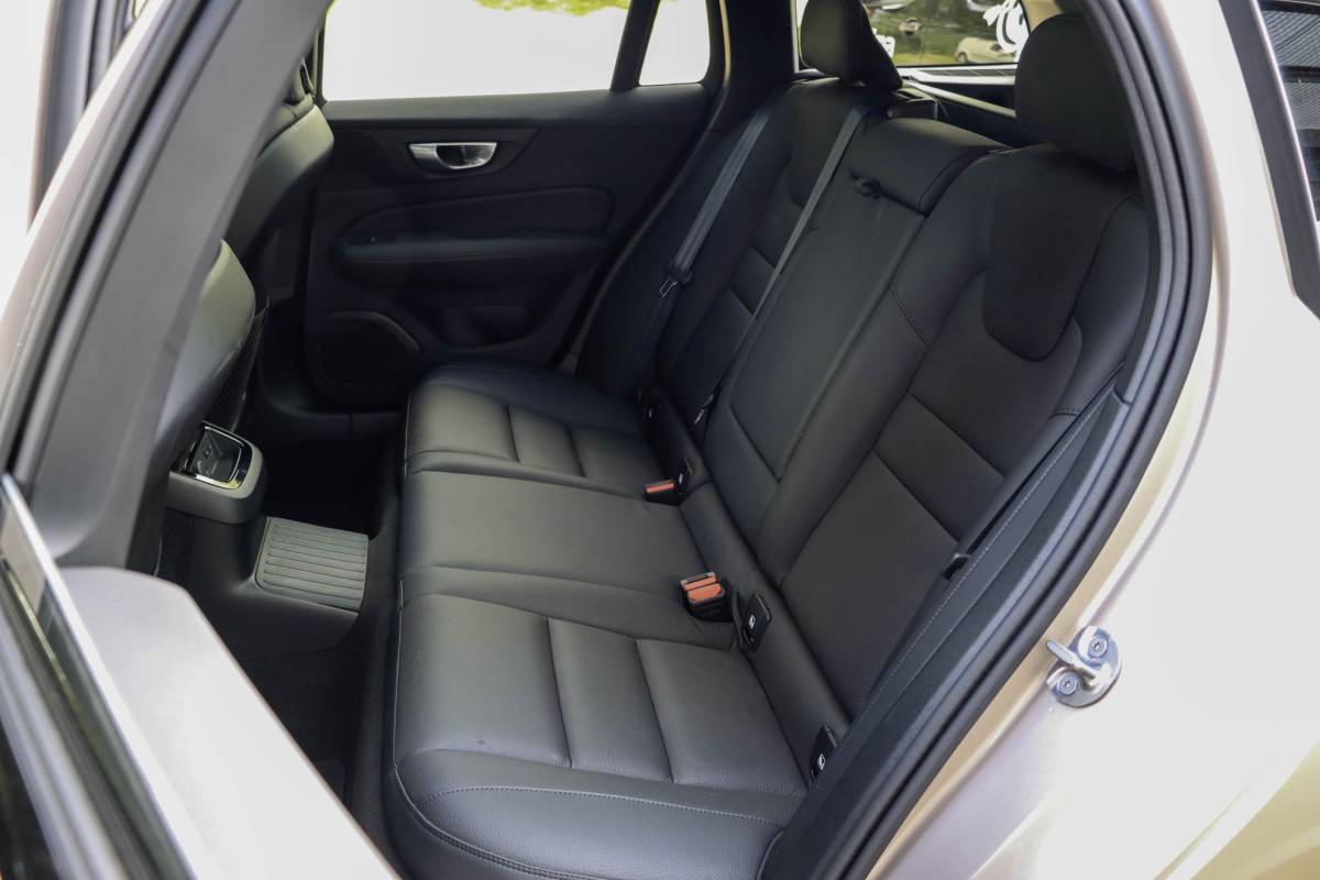 Volvo V60 Volvo V60 T6 AWD Plus Dark Panoramadak HeadUp Display 360 Cam Alarm Getint glas Bright Dusk