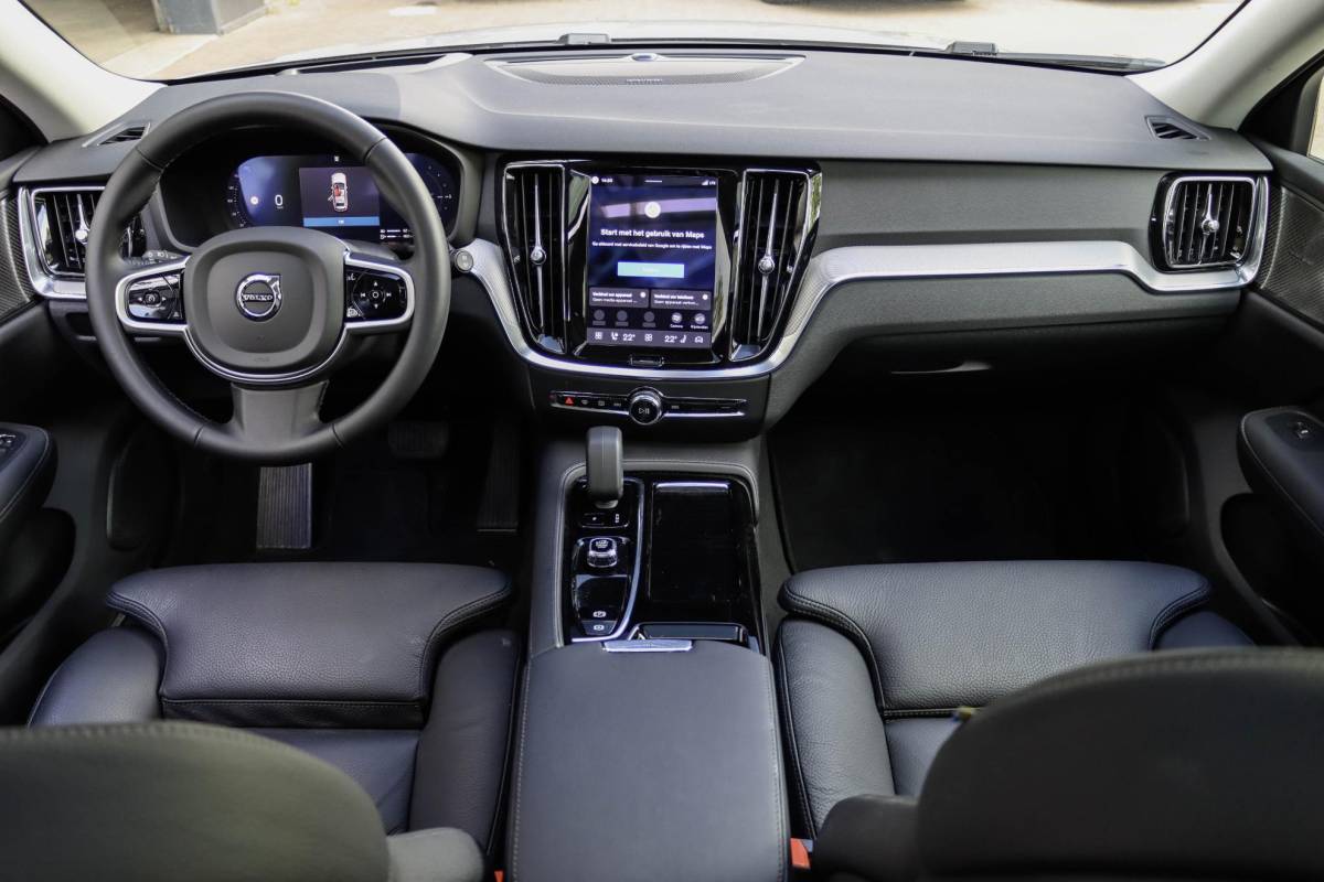 Volvo V60 Volvo V60 T6 AWD Plus Dark Panoramadak HeadUp Display 360 Cam Alarm Getint glas Bright Dusk