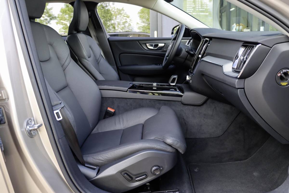 Volvo V60 Volvo V60 T6 AWD Plus Dark Panoramadak HeadUp Display 360 Cam Alarm Getint glas Bright Dusk