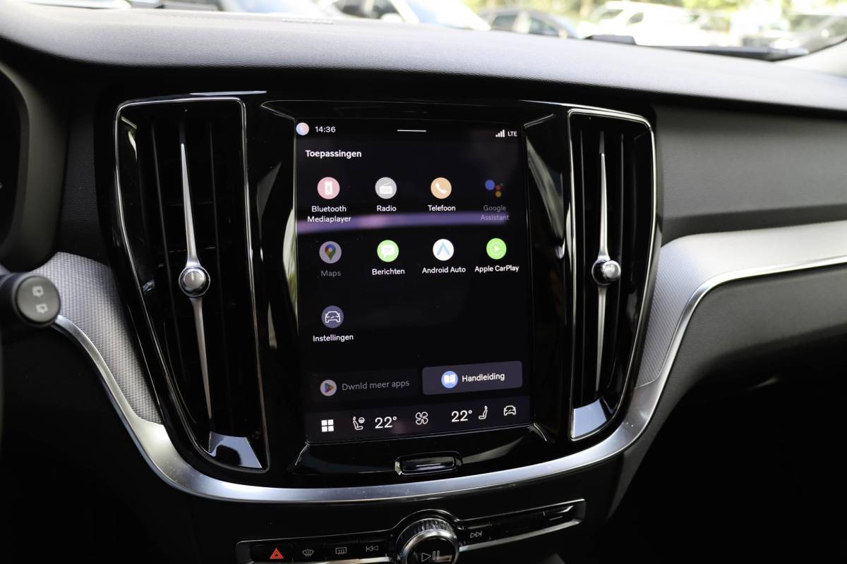 Volvo V60 Volvo V60 T6 AWD Plus Dark Panoramadak HeadUp Display 360 Cam Alarm Getint glas Bright Dusk