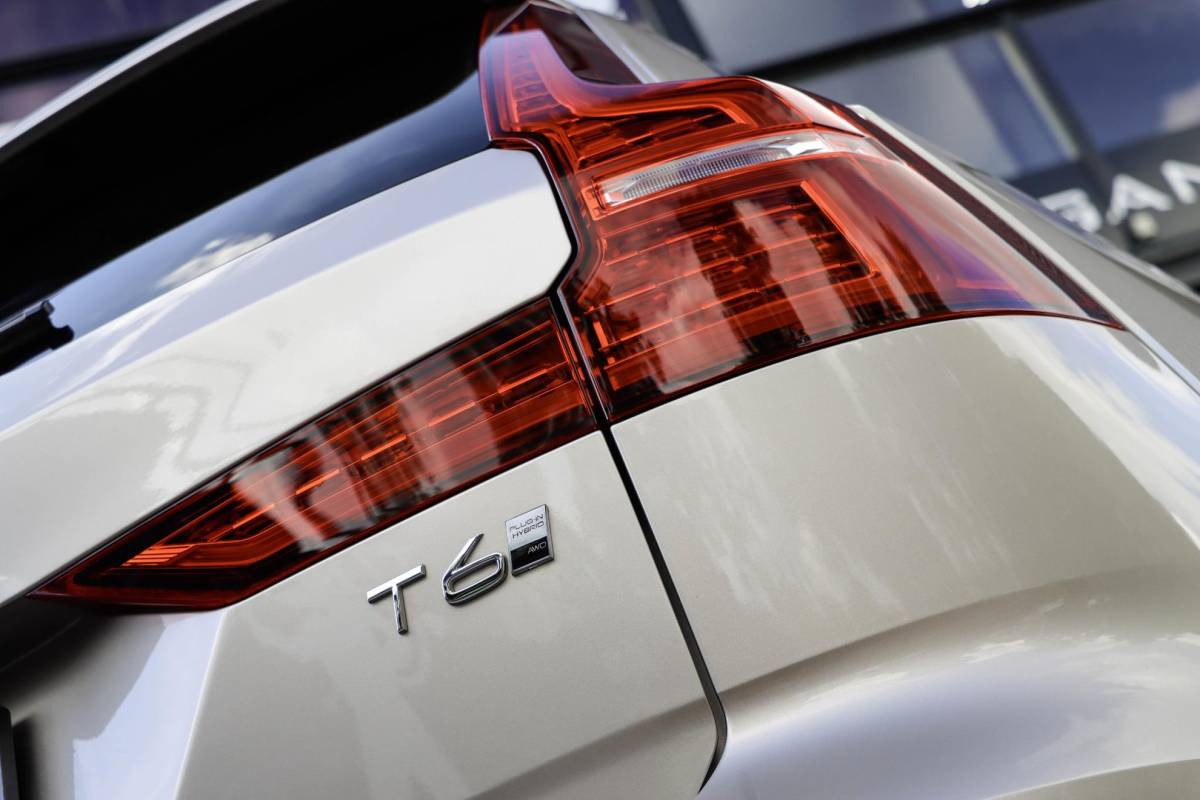 Volvo V60 Volvo V60 T6 AWD Plus Dark Panoramadak HeadUp Display 360 Cam Alarm Getint glas Bright Dusk
