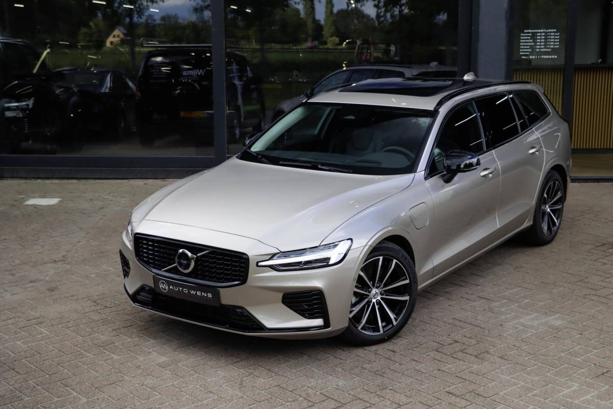 Volvo V60 Volvo V60 T6 AWD Plus Dark Panoramadak HeadUp Display 360 Cam Alarm Getint glas Bright Dusk