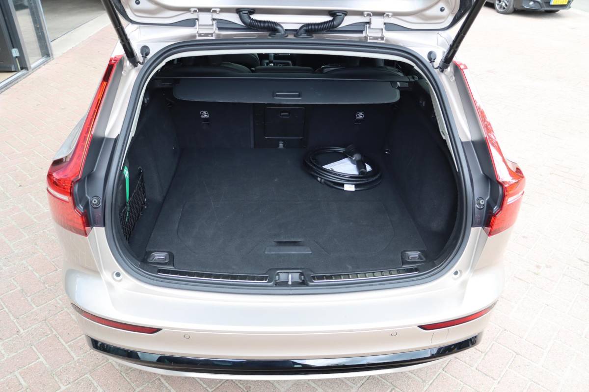 Volvo V60 Volvo V60 T6 AWD Plus Dark Panoramadak HeadUp Display 360 Cam Alarm Getint glas Bright Dusk