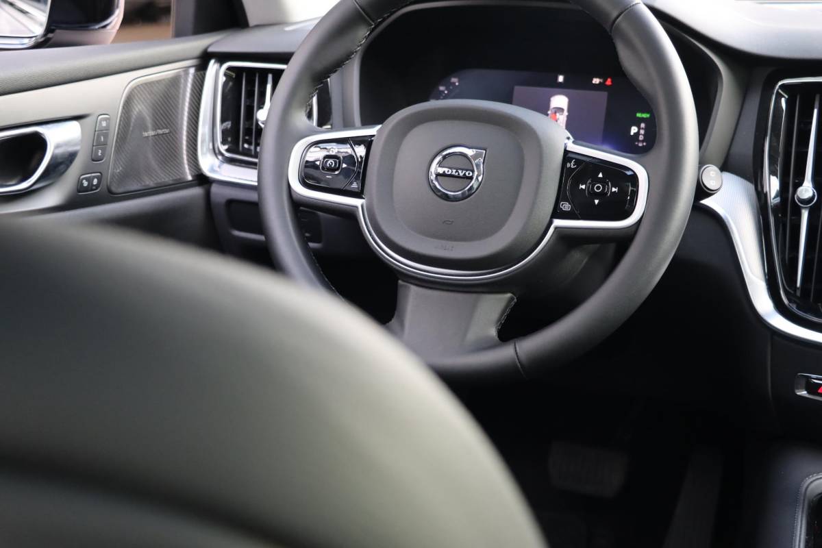 Volvo V60 Volvo V60 T6 AWD Plus Dark Panoramadak HeadUp Display 360 Cam Alarm Getint glas Bright Dusk