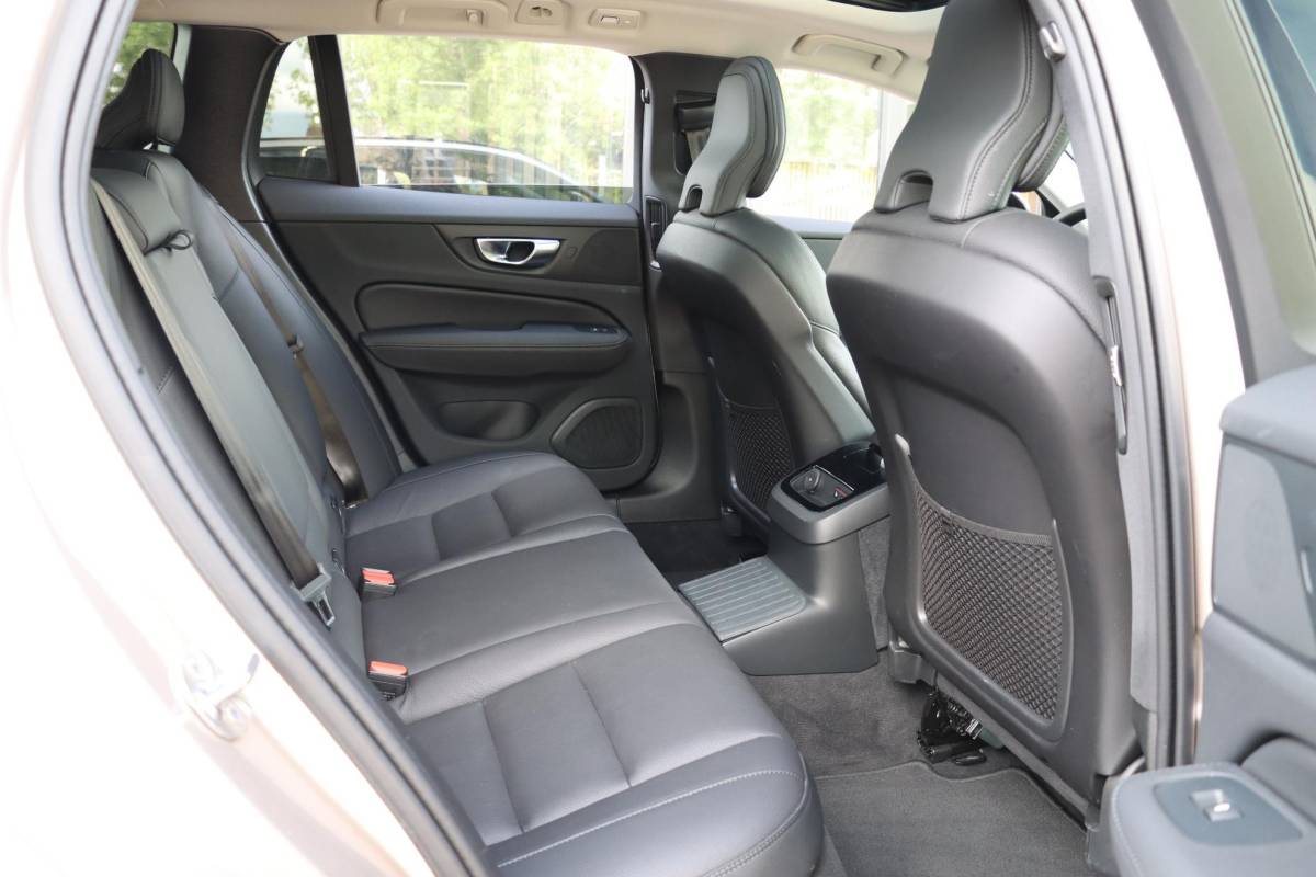 Volvo V60 Volvo V60 T6 AWD Plus Dark Panoramadak HeadUp Display 360 Cam Alarm Getint glas Bright Dusk