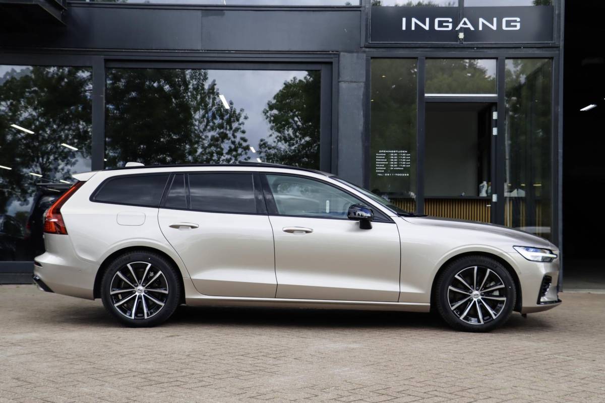 Volvo V60 Volvo V60 T6 AWD Plus Dark Panoramadak HeadUp Display 360 Cam Alarm Getint glas Bright Dusk