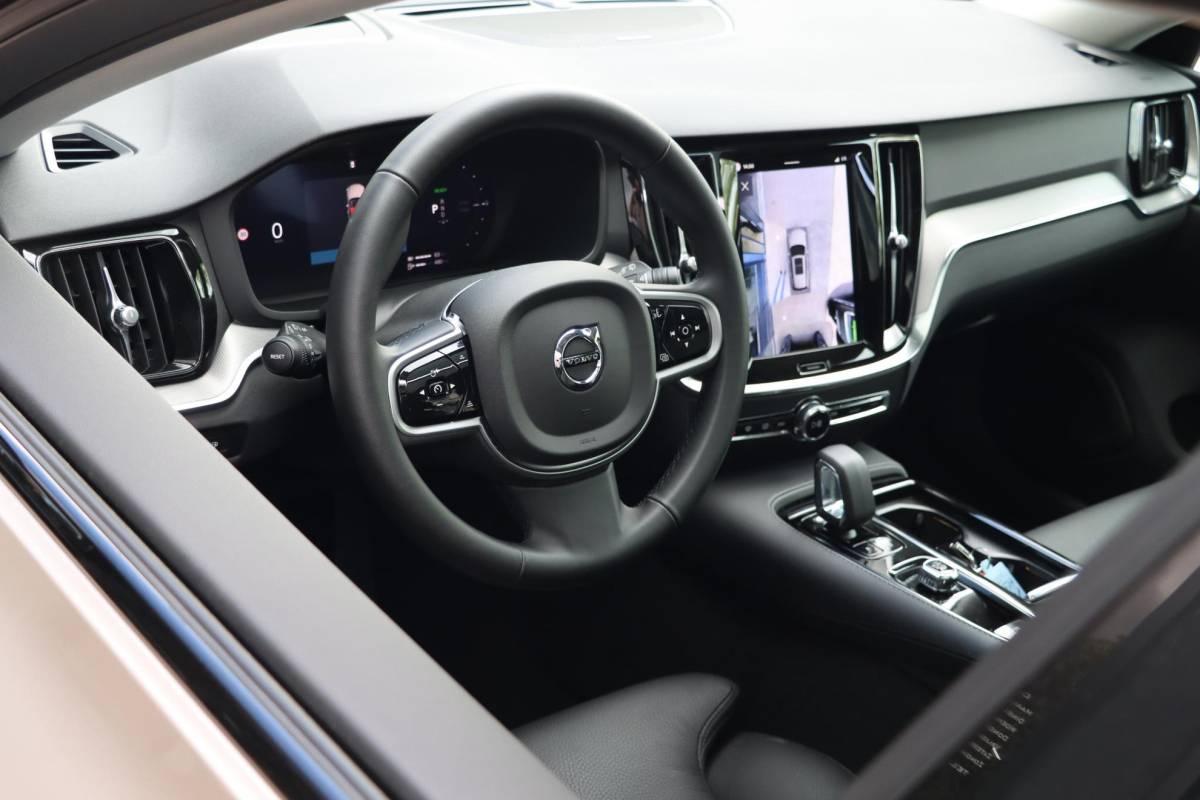 Volvo V60 Volvo V60 T6 AWD Plus Dark Panoramadak HeadUp Display 360 Cam Alarm Getint glas Bright Dusk