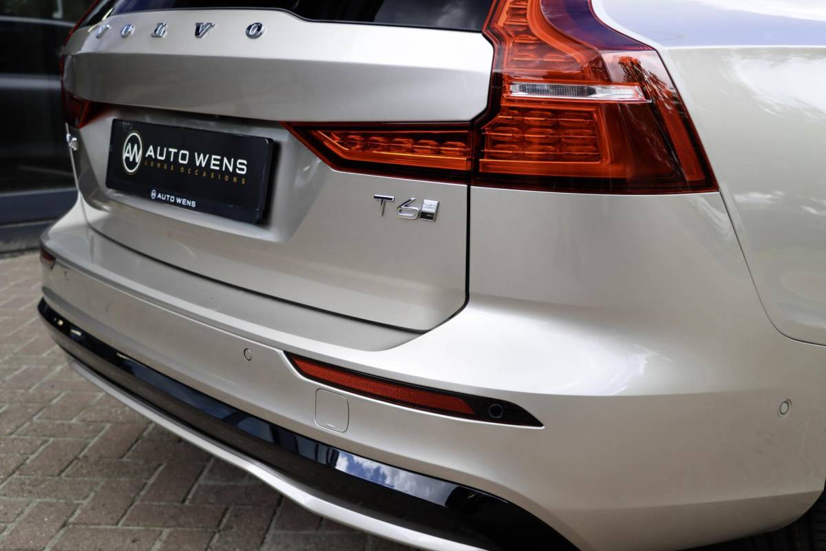 Volvo V60 Volvo V60 T6 AWD Plus Dark Panoramadak HeadUp Display 360 Cam Alarm Getint glas Bright Dusk