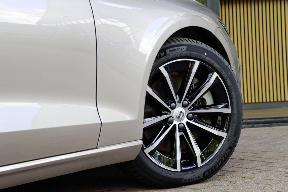 Volvo V60 Volvo V60 T6 AWD Plus Dark Panoramadak HeadUp Display 360 Cam Alarm Getint glas Bright Dusk