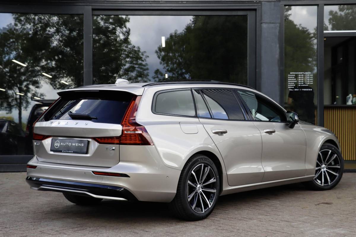 Volvo V60 Volvo V60 T6 AWD Plus Dark Panoramadak HeadUp Display 360 Cam Alarm Getint glas Bright Dusk