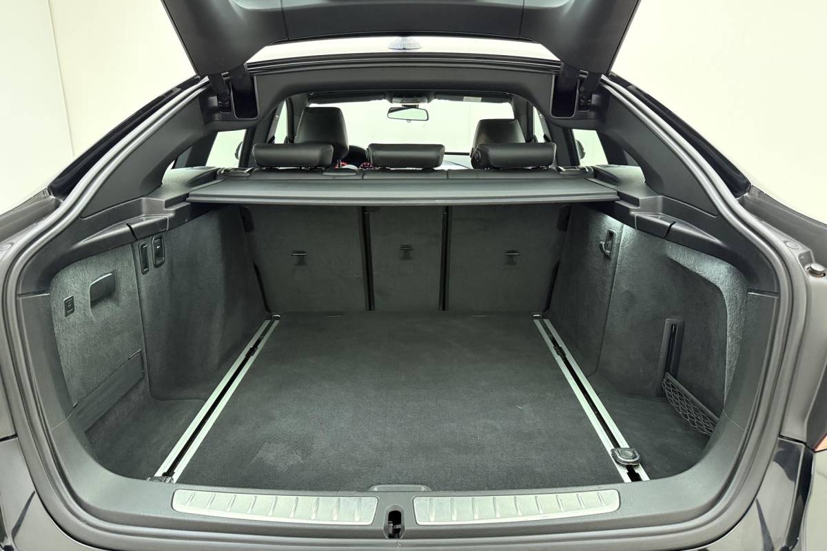 BMW 3 Serie BMW 3-serie Gran Turismo 320i High Executive Edition | Lederen bekleding | M Sport pakket | Trekhaak | Stoelverwarming | Keyless | Navigatie | Weinig kilometers | Climate control