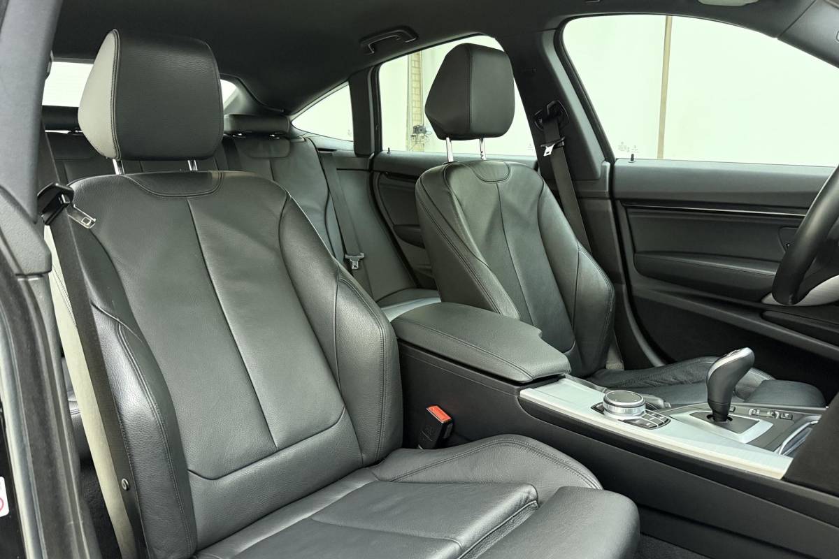 BMW 3 Serie BMW 3-serie Gran Turismo 320i High Executive Edition | Lederen bekleding | M Sport pakket | Trekhaak | Stoelverwarming | Keyless | Navigatie | Weinig kilometers | Climate control