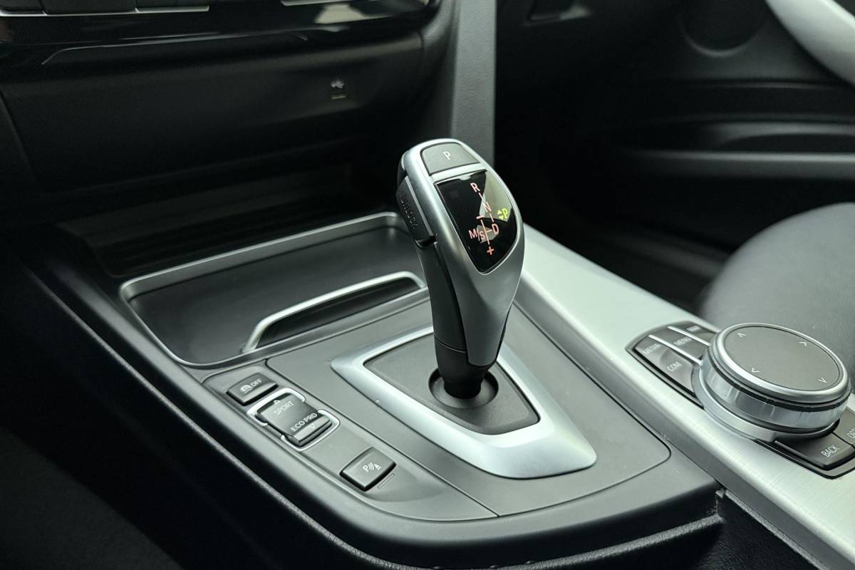 BMW 3 Serie BMW 3-serie Gran Turismo 320i High Executive Edition | Lederen bekleding | M Sport pakket | Trekhaak | Stoelverwarming | Keyless | Navigatie | Weinig kilometers | Climate control