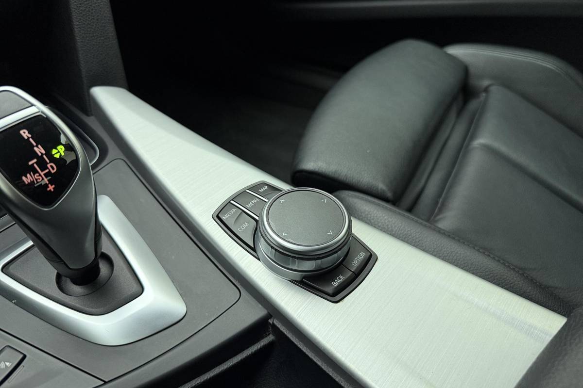BMW 3 Serie BMW 3-serie Gran Turismo 320i High Executive Edition | Lederen bekleding | M Sport pakket | Trekhaak | Stoelverwarming | Keyless | Navigatie | Weinig kilometers | Climate control