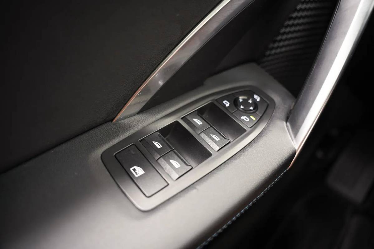 BMW iX1 BMW iX1 xDrive30 M Sport [ SOH 93,5% ] [ Panorama Stuur-&Stoelverwarming Camera ]