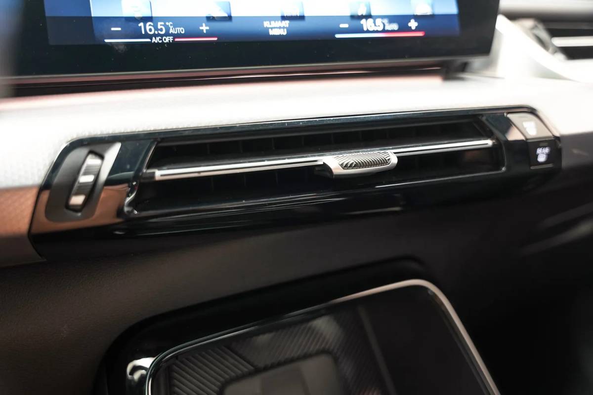 BMW iX1 BMW iX1 xDrive30 M Sport [ SOH 93,5% ] [ Panorama Stuur-&Stoelverwarming Camera ]