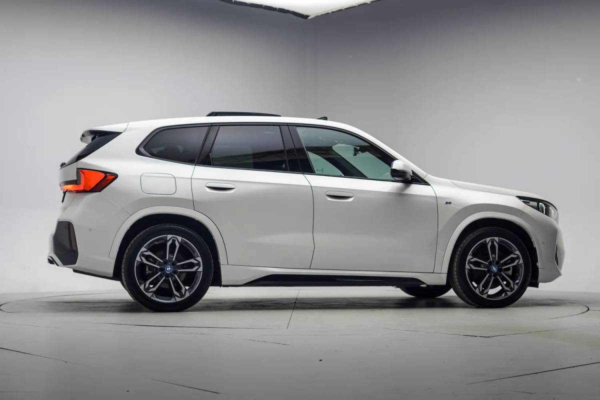 BMW iX1 BMW iX1 xDrive30 M Sport [ SOH 93,5% ] [ Panorama Stuur-&Stoelverwarming Camera ]