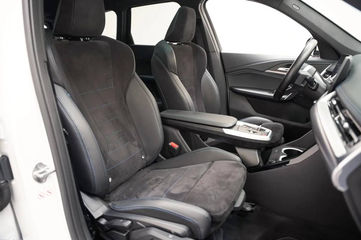 BMW iX1 BMW iX1 xDrive30 M Sport [ SOH 93,5% ] [ Panorama Stuur-&Stoelverwarming Camera ]