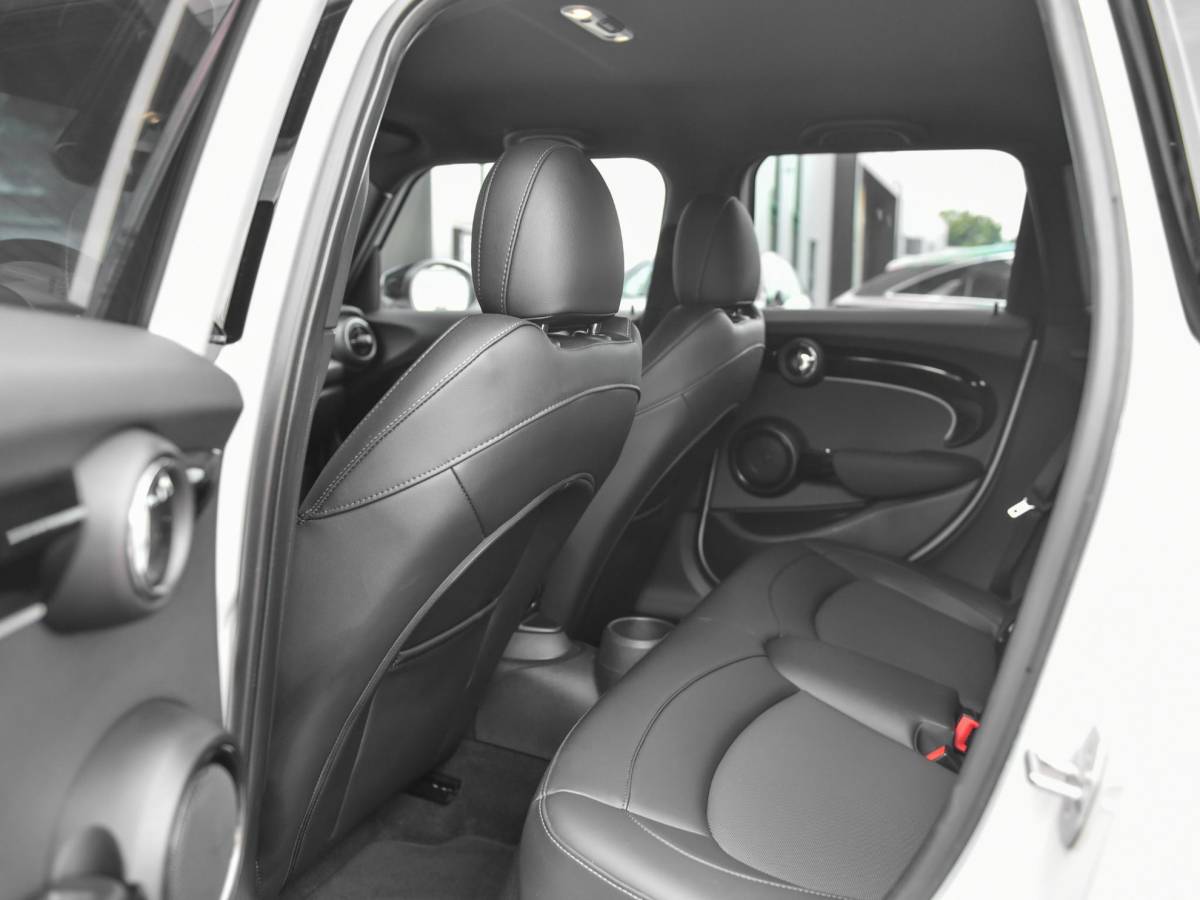 MINI 5-Deurs MINI 5-Deurs 1.5 Cooper Business Edition Leer Camera Led Navi Cruise