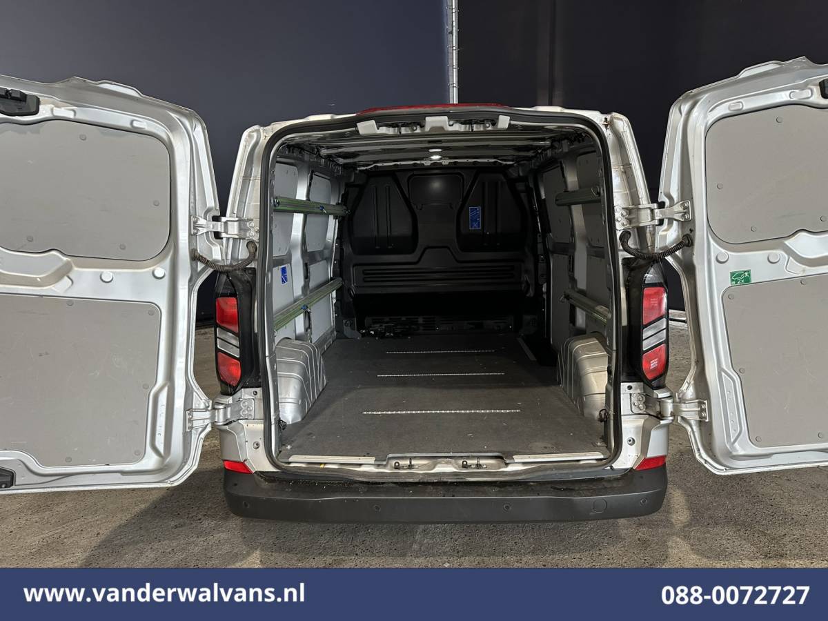 Ford Transit Custom Ford Transit Custom 2.0 TDCI 136pk L1H1 Euro6 Airco | Navigatie | LED | Apple Carplay | Adaptieve Cruisecontrol | Leder Stuur Android Auto, Verwarmde voorruit, Stoelverwarming, Parkeersensoren, Bijrijdersbank, 2590kg trekvermogen