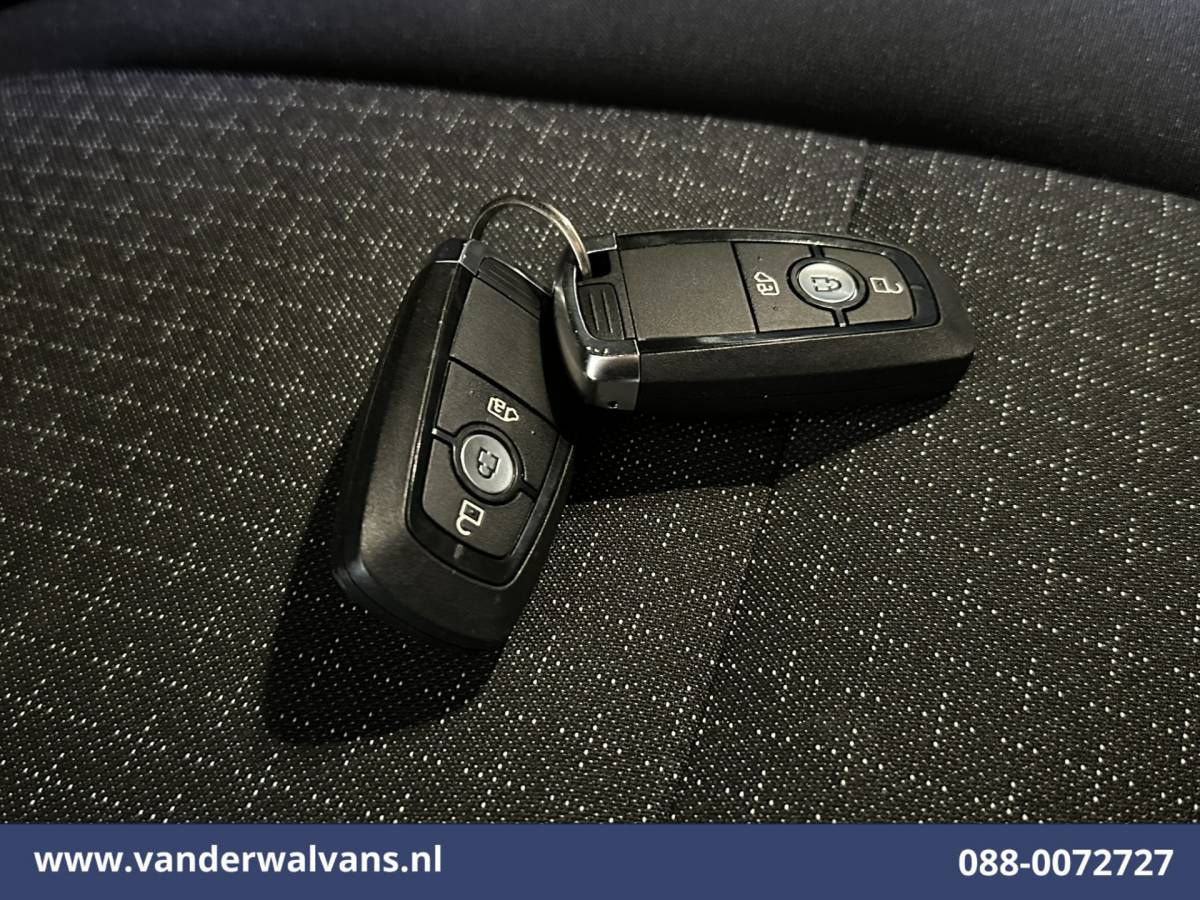 Ford Transit Custom Ford Transit Custom 2.0 TDCI 136pk L1H1 Euro6 Airco | Navigatie | LED | Apple Carplay | Adaptieve Cruisecontrol | Leder Stuur Android Auto, Verwarmde voorruit, Stoelverwarming, Parkeersensoren, Bijrijdersbank, 2590kg trekvermogen
