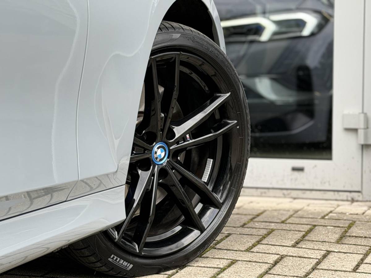 BMW 3 Serie BMW 3-serie Touring 330e xDrive M-Sport Pro |Pano|Driving Ass Prof|Innovation|360Cam|19″|