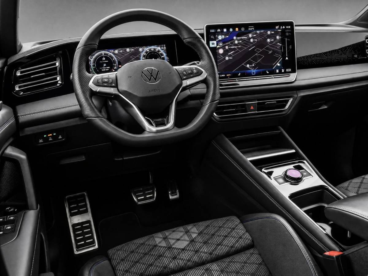 Volkswagen Tiguan Volkswagen Tiguan 1.5 eHybrid 272pk DSG R-Line Business · Trekhaak · Panoramadak · Dodehoeksensoren · Apple/Android Car Play · Camera · Garantie t/m 23-08-2028 of 100.000km