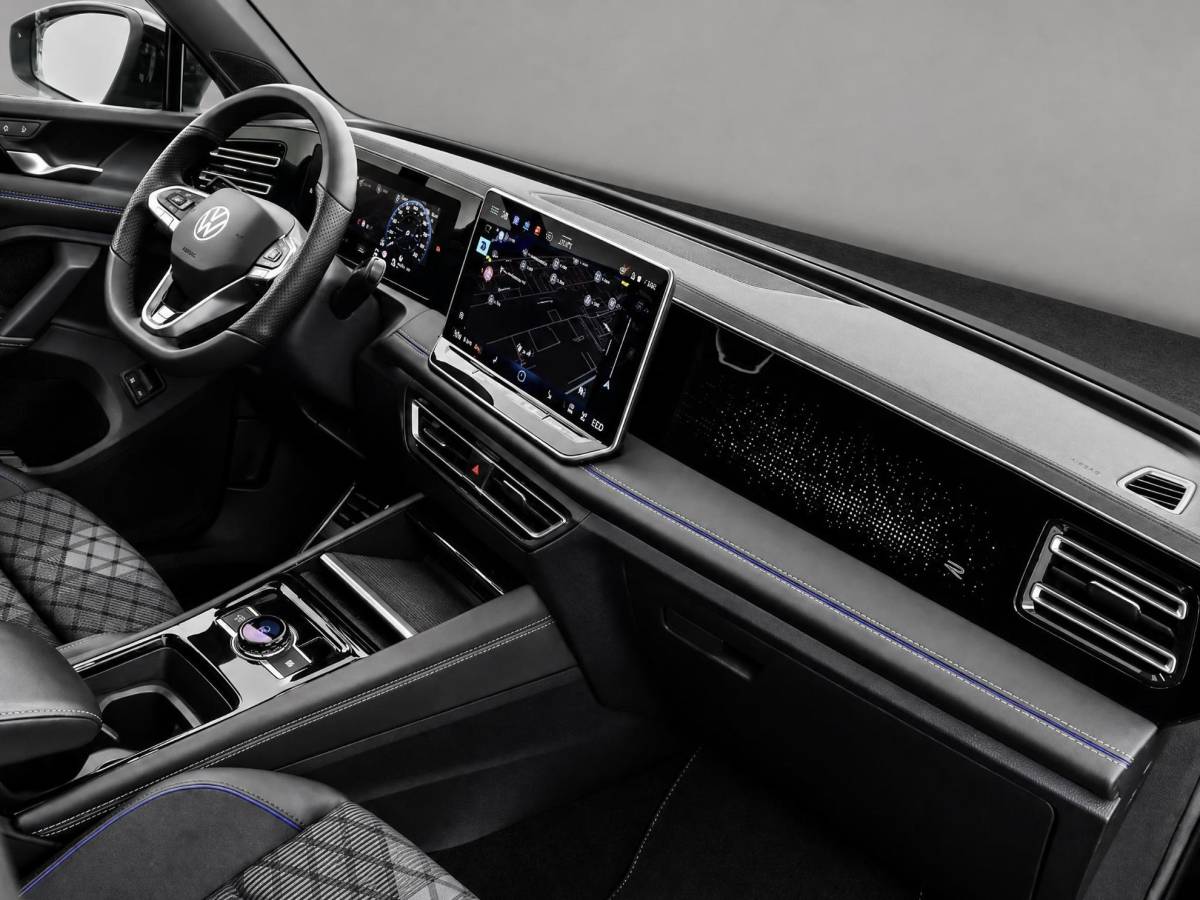 Volkswagen Tiguan Volkswagen Tiguan 1.5 eHybrid 272pk DSG R-Line Business · Trekhaak · Panoramadak · Dodehoeksensoren · Apple/Android Car Play · Camera · Garantie t/m 23-08-2028 of 100.000km