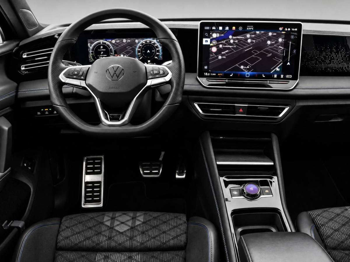 Volkswagen Tiguan Volkswagen Tiguan 1.5 eHybrid 272pk DSG R-Line Business · Trekhaak · Panoramadak · Dodehoeksensoren · Apple/Android Car Play · Camera · Garantie t/m 23-08-2028 of 100.000km