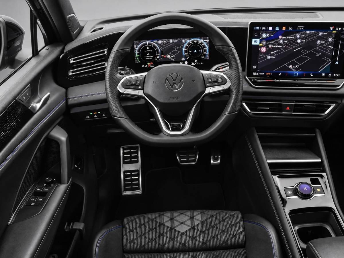 Volkswagen Tiguan Volkswagen Tiguan 1.5 eHybrid 272pk DSG R-Line Business · Trekhaak · Panoramadak · Dodehoeksensoren · Apple/Android Car Play · Camera · Garantie t/m 23-08-2028 of 100.000km