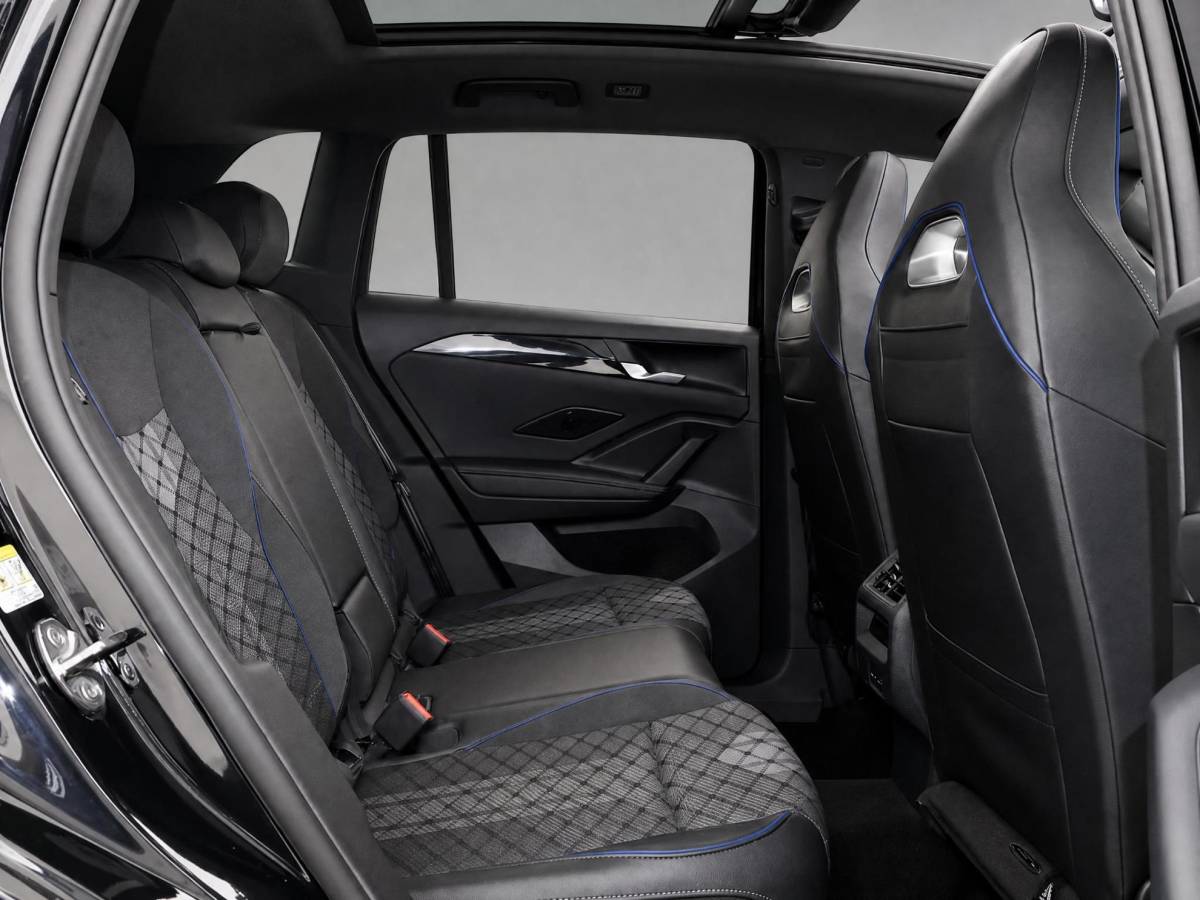 Volkswagen Tiguan Volkswagen Tiguan 1.5 eHybrid 272pk DSG R-Line Business · Trekhaak · Panoramadak · Dodehoeksensoren · Apple/Android Car Play · Camera · Garantie t/m 23-08-2028 of 100.000km