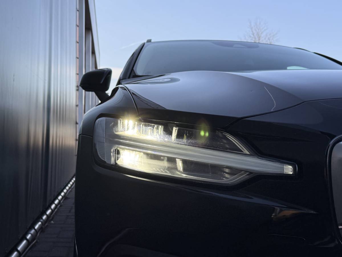 Volvo V60 Volvo V60 BWJ 2022 2.0 B4  200 PK Momentum AUTOMAAT | TREKHAAK | STOEL + STUURVERW. | FULL LED | CAMERA | CRUISE | CARPLAY + ANDROID | NAVI | CLIMA | LMV | PDC