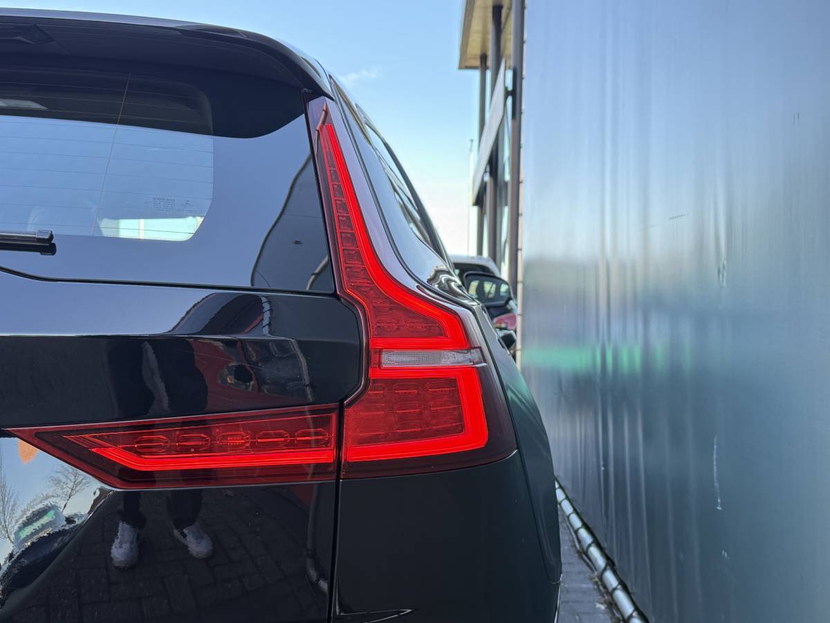 Volvo V60 Volvo V60 BWJ 2022 2.0 B4  200 PK Momentum AUTOMAAT | TREKHAAK | STOEL + STUURVERW. | FULL LED | CAMERA | CRUISE | CARPLAY + ANDROID | NAVI | CLIMA | LMV | PDC